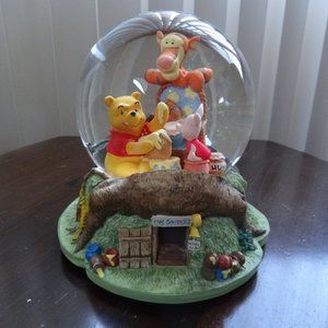 Disney ~ WINNIE THE POOH Musical Snowglobe ~ NEW